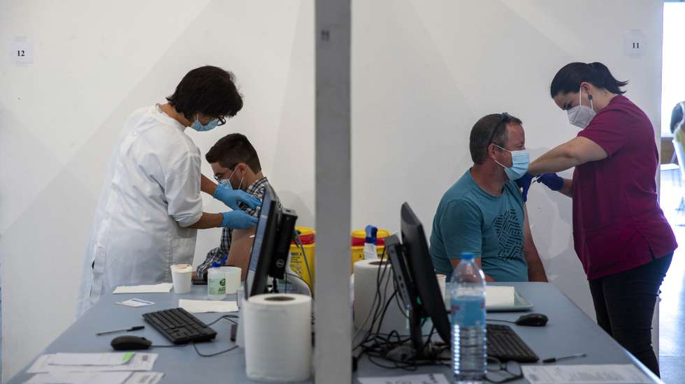Profissionais de saúde administram a vacina contra a covid-19 a utentes, no Centro de Vacinação Covid-19, nas Portas do Mar, em Ponta Delgada, ilha de São Miguel, Açores, 08 de julho de 2021. A capacidade de resposta no Centro de Vacinação na cidade de Ponta Delgada foi aumentada, tendo agora a possibilidade de realizar 450 inoculações por dia. A ilha de São Miguel está em nível de Alto Risco de contágio, enquanto todos os concelhos das restantes oito ilhas estão em nível de Muito Baixo Risco. EDUARDO COSTA/LUSA