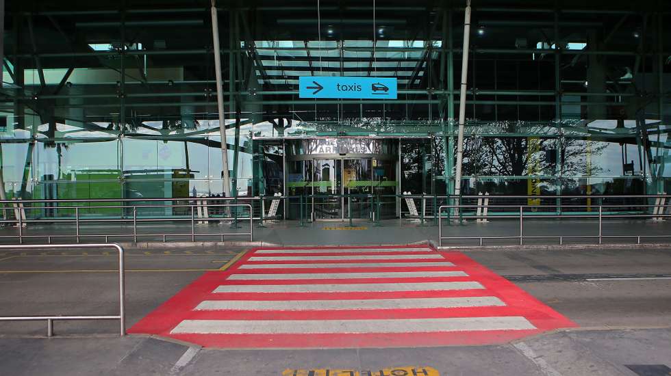 Entrada do Aeroporto Humberto Delgado, em Lisboa, 26 de abril de 2020. O terceiro estado de emergência, devido à pandemia de Covid-19, irá prolongar-se até dia 02 de maio, continuando limitada a circulação de pessoas e o confinamento obrigatório. ANTÓNIO PEDRO SANTOS/LUSA