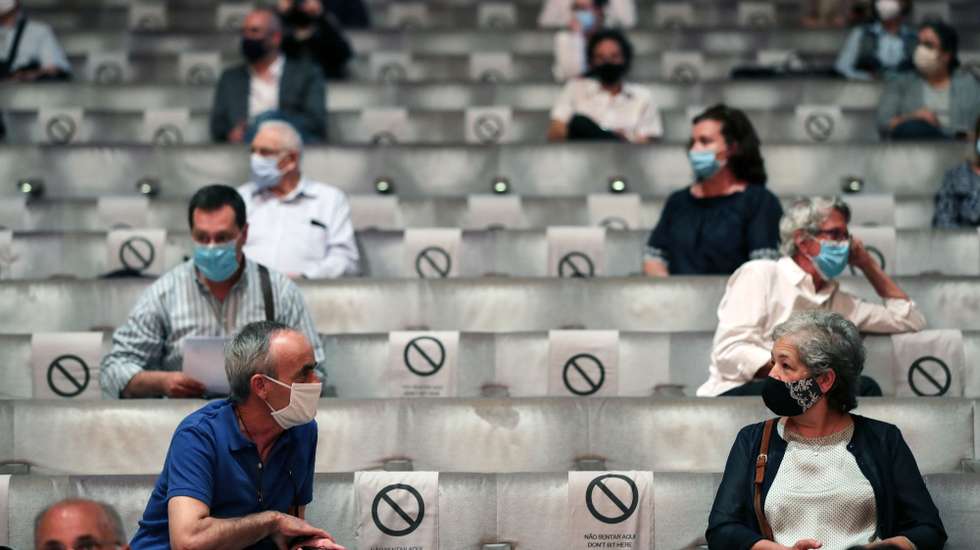 Público ocupa os apenas os lugares marcados na Casa da Música para assistir ao concerto da Orquestra Barroca. Um dos principais equipamentos culturais no Porto retoma os concertos apenas na Sala Suggia e com lotação limitada devido à atual situação da pandemia da covid-19, 01 junho 2020, Porto. ESTELA SILVA/LUSA