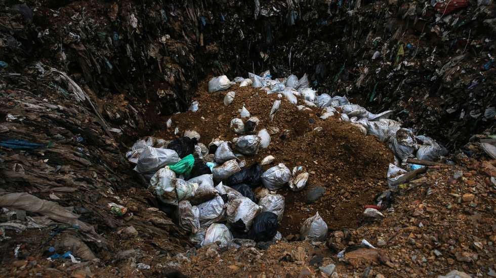 Equipas de Recolha de Resíduos Sólidos Urbanos (RSU) estão a fazer um circuito especial para a recolha do lixo contaminado na região do planalto beirão, 24 de Abril.  Os resíduos sólidos urbanos provenientes de edifícios com pessoas infetadas pela covid-19, nos 19 concelhos que compõem a Associação de Municípios da Região do Planalto Beirão têm um circuito próprio e um aterro diferente, Viseu.   (ACOMPANHA TEXTO DO DIA 25 ABRIL 2020). NUNO ANDRE FERREIRA/LUSA