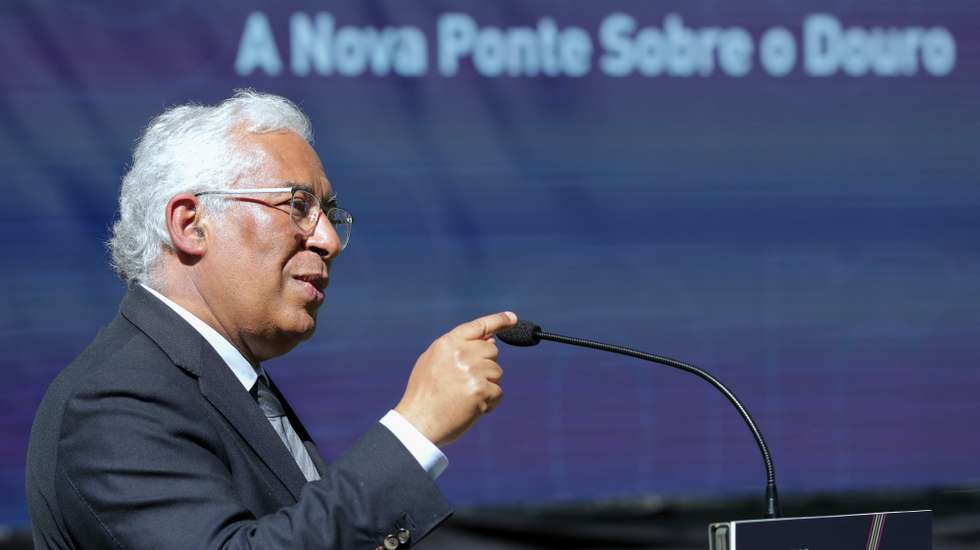 O primeiro-ministro, António Costa, discursa durante a cerimónia de lançamento do concurso público internacional para a nova ponte sobre o Rio Douro realizada nos Jardins do Palácio de Cristal, Porto, 16  de março de 2021. ESTELA SILVA/LUSA