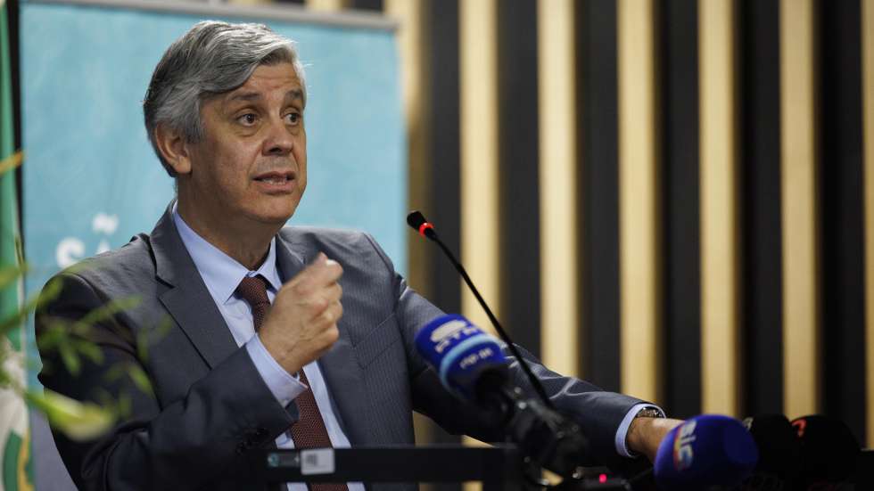 O governador do Banco de Portugal, Mário Centeno, intervém durante as Conferências da Juventude da Youth Academy, em Vila Real, 20 de abril de 2023. A Youth Academy, em parceria com a Câmara Municipal de Vila Real e a Escola Secundária São Pedro, organizou uma conferência para jovens do distrito de Vila Real, com alunos, jovens e empresários sobre temáticas ligadas à atualidade económica e financeira, o Banco de Portugal, a inflação, a TAP, e outros temas, numa grande Master Class. PEDRO SARMENTO COSTA/LUSA
