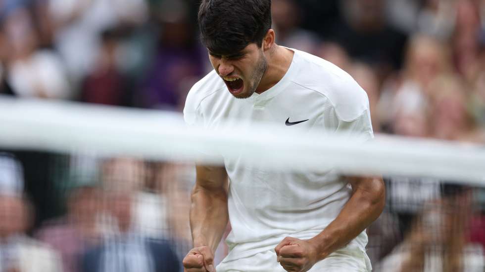 epa11465275 Carlos Alcaraz of Spain celebrates after winning his Men's Singles 4th round match against Ugo Humbert of France at the Wimbledon Championships, Wimbledon, Britain, 07 July 2024.  EPA/ADAM VAUGHAN  EDITORIAL USE ONLY