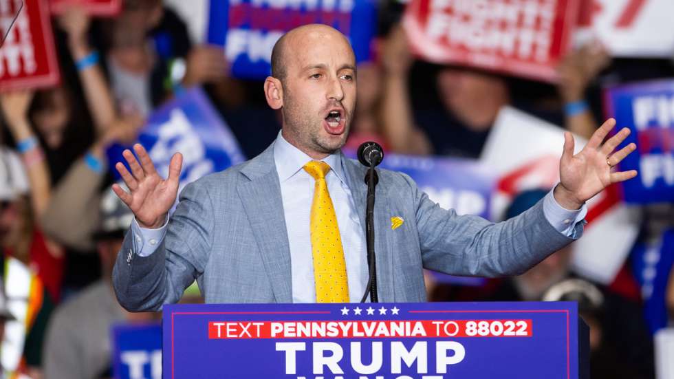 epa11574360 Stephen Miller, former senior advisor to US President and current Republican presidential nominee Donald Trump, speaks at a Trump campaign rally in Johnstown, Pennsylvania, USA, 30 August 2024. Trump spoke about energy development in the battleground state, as well as vice president and Democratic presidential nominee Kamala Harris's stance on fracking.  EPA/JIM LO SCALZO