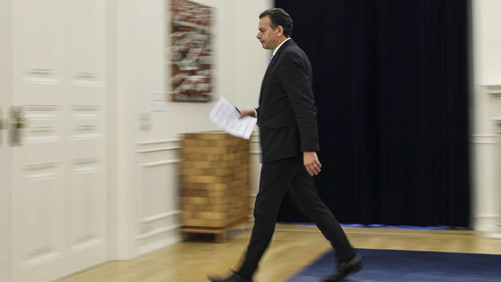 O primeiro-ministro Luís Montenegro à saída da conferência de imprensa após reunião do Conselho de Ministros, Palácio de São Bento, Lisboa, 27 de março de 2026. MIGUEL A. LOPES/LUSA