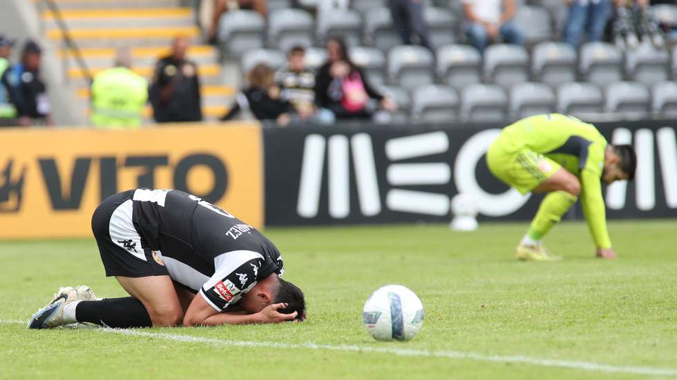 O jogador do Nacional, J. Ramirez  (C), reage durante o jogo da Primeira Liga de Futebol frente ao AVS, realizado no Estádio da Madeira, no Funchal, 2 de maio de 2026, HOMEM DE GOUVEIA/LUSA