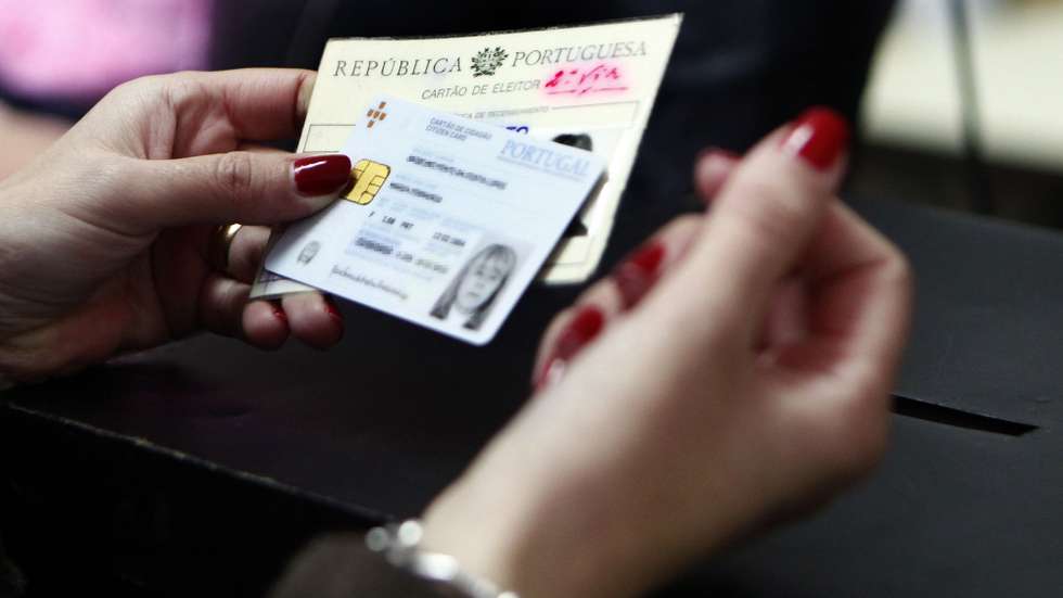 Um eleitor com o cartão de cidadão e cartão de eleitor aguarda boletim de voto para votar nas Eleições Presidenciais 2011, em Lisboa, 23 de janeiro de 2011. JOAO RELVAS/LUSA