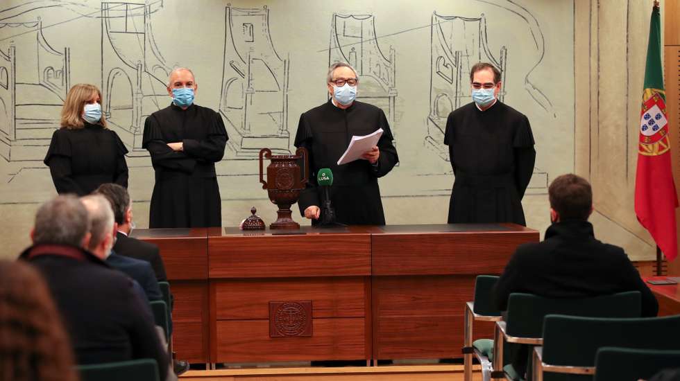 O presidente do Tribunal Constitucional, Manuel da Costa Andrade (C-D), preside ao sorteio do número de ordem das candidaturas presidências às eleições que irão decorrer a 24 janeiro 2021, no auditório do Tribunal Constitucional, em Lisboa, 28 de dezembro de 2020. MANUEL DE ALMEIDA/LUSA