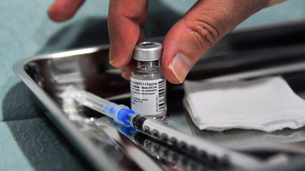 Uma profissional da saúde prepara uma dose da vacina da Pfizer-BioNTech contra a covid-19 para ser administrada ao pessoal clínico do Centro de Saúde do Oeste, na unidade do Centro de Saúde das Caldas da Rainha, 29 de dezembro de 2020. CARLOS BARROSO/LUSA