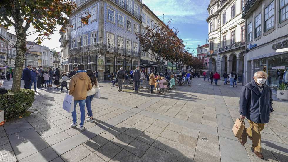 O contraste das principais artérias comerciais da cidade de Braga uma hora antes e uma hora depois do recolher obrigatório do estado de emergência, no âmbito das medidas de contenção da covid-19, em Braga, 28 de novembro de 2020. Com 213 concelhos em risco em Portugal, o Conselho de Ministros decretou, durante este e o próximo fim-de-semana, a proibição de circulação interconcelhia, bem como o confinamento obrigatório para toda a população destes concelhos a partir das 13h. HUGO DELGADO/LUSA