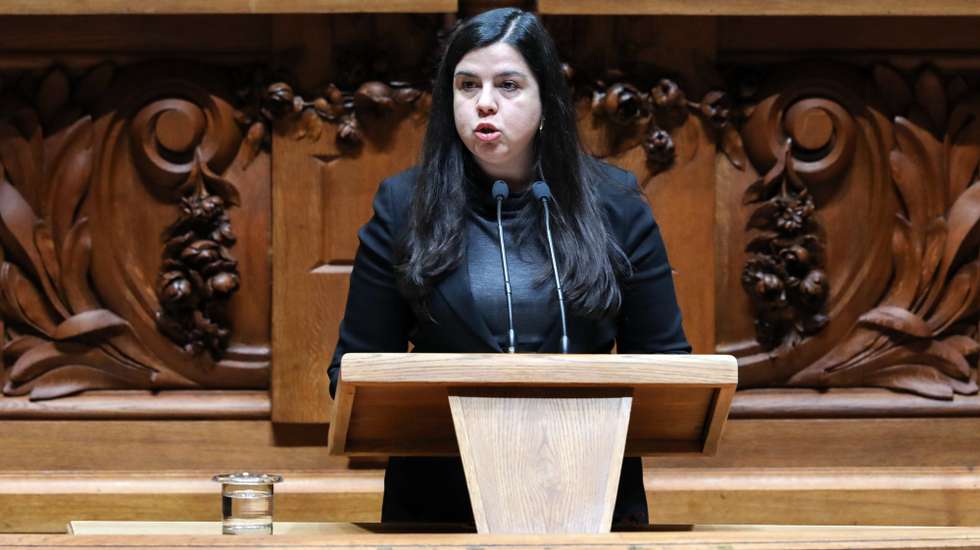 A líder parlamentar do Partido Pessoas-Animais-Natureza (PAN), Inês Sousa Real, intervém durante o debate parlamentar sobre o pedido de autorização da renovação do estado de emergência, esta manhã na Assembleia da República, em Lisboa, 13 de janeiro de 2021. MIGUEL A. LOPES/LUSA