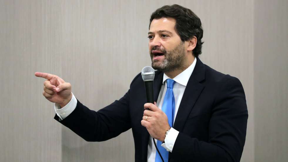 André Ventura, recandidato à presidência do partido Chega, discursa durante um encontro com militantes num hotel no Porto, 19 de fevereiro de 2021. ESTELA SILVA/LUSA