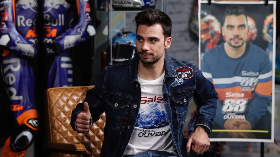 O piloto português de MotoGP, Miguel Oliveira, fala em entrevista à agência Lusa, na Charneca da Caparica, Almada, 18 de março de 2021. Miguel Oliveira (KTM) assumiu que o triunfo no Grande Prémio de Portugal de MotoGP o deixou com vontade de voltar a correr imediatamente, realçando que esse domínio é repetível e melhorável no regresso ao circuito algarvio. (ACOMPANHA TEXTO DA LUSA DO DIA 24 DE MARÇO DE 2021). TIAGO PETINGA/LUSA