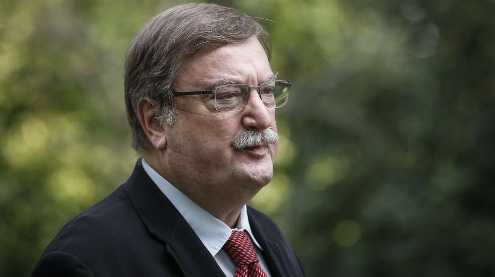 O secretário-geral da UGT, Carlos Silva, fala aos jornalistas no final do encontro com o primeiro-ministro, António Costa, com os secretários-gerais, da Confederação Europeia de Sindicatos, Luca Visentini, da CGTP-IN, Isabel Camarinha (ausentes da foto), no Palácio de São Bento, em Lisboa, 11 de novembro de 2020. RODRIGO ANTUNES/LUSA