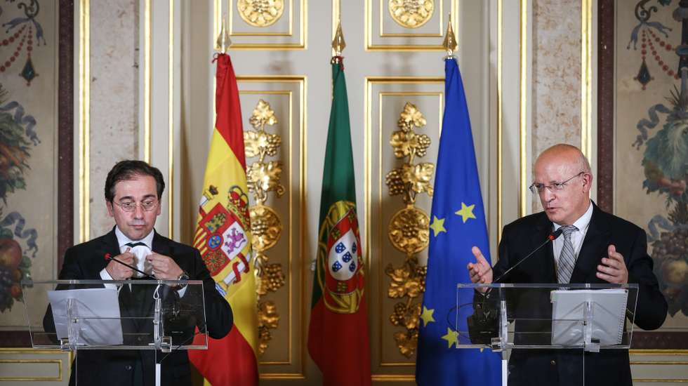 O ministro de Estado e dos Negócios Estrangeiros, Augusto Santos Silva (D), acompanhado pelo seu homólogo de Espanha, José Manuel Albares (E), intervém numa conferencia de imprensa após uma reunião de trabalho onde foram abordados tópicos das relações bilaterais, nomeadamente o início da preparação da próxima Cimeira Luso-Espanhola, bem como a coordenação em matéria de Covid-19, a recuperação económica europeia e temas da agenda internacional, como a situação na Venezuela, em Moçambique ou no Sahel, em Lisboa, 04 de agosto de 2021.  RODRIGO ANTUNES/LUSA