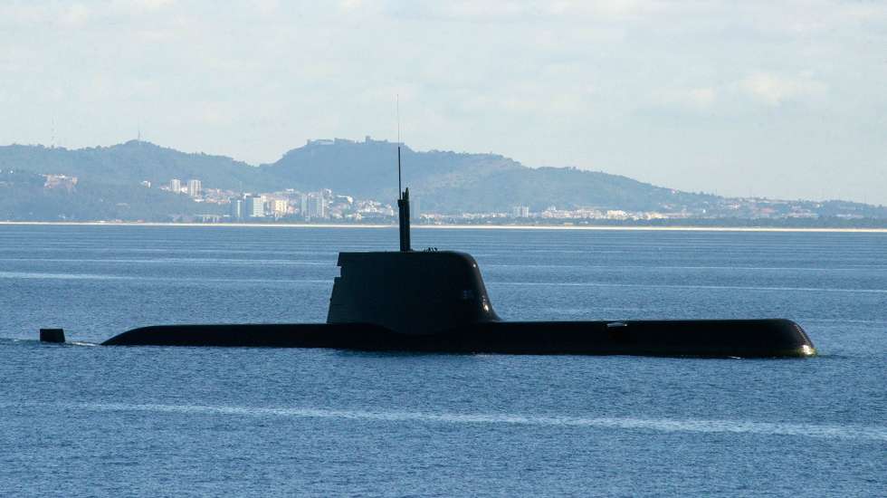 O submarino NRP Arpão durante a demonstração do 'Swordfish 2018', o maior exercício naval em Portugal, ao largo de Setúbal, 26 de junho de 2018. O maior exercício naval em Portugal, que tem como objetivo principal garantir os padrões elevados de prontidão e de interoperabilidade das forças navais e aéreas na resposta a um cenário de crise. Este exercício da Marinha envolve mais de dois mil militares, 14 navios (nove navios portugueses, dois navios espanhóis, um navio francês, um navio italiano e um navio inglês), e conta ainda com a participação da Força Aérea Portuguesa e da Força Aérea espanhola. RUI MINDERICO/LUSA