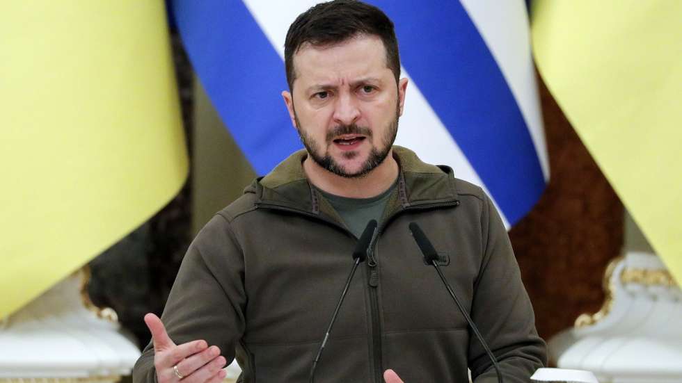 epa10283987 Ukrainian President Volodymyr Zelensky speaks during a joint news conference with Greek President Katerina Sakellaropoulou (not pictured) following their meeting at the Mariinskiy palace in Kyiv, Ukraine, 03 November 2022. Katerina Sakellaropoulou arrived in Kyiv to meet with top Ukrainian officials amid the Russian invasion.  EPA/SERGEY DOLZHENKO