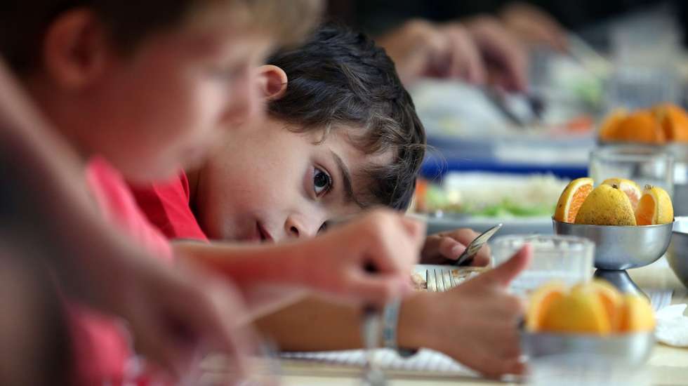 Mais de meia centena de produtos vão ser proibidos nas escolas, que revela uma nova redução de sal e de açúcar
