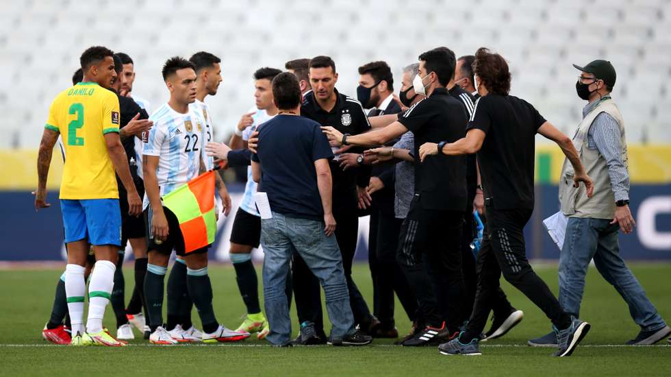 Elementos da Agência Nacional de Vigilância Sanitária do Brasil entraram em campo pouco depois do início do jogo e Argentina saiu de campo