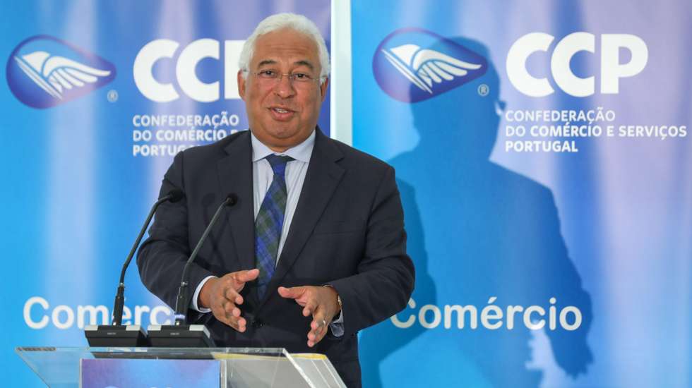 Continuarão a ser necessários certificados ou testes negativos para viagens por via aérea ou marítima, aulas em grupo de ginásios, termas e spas e casinos e bingos