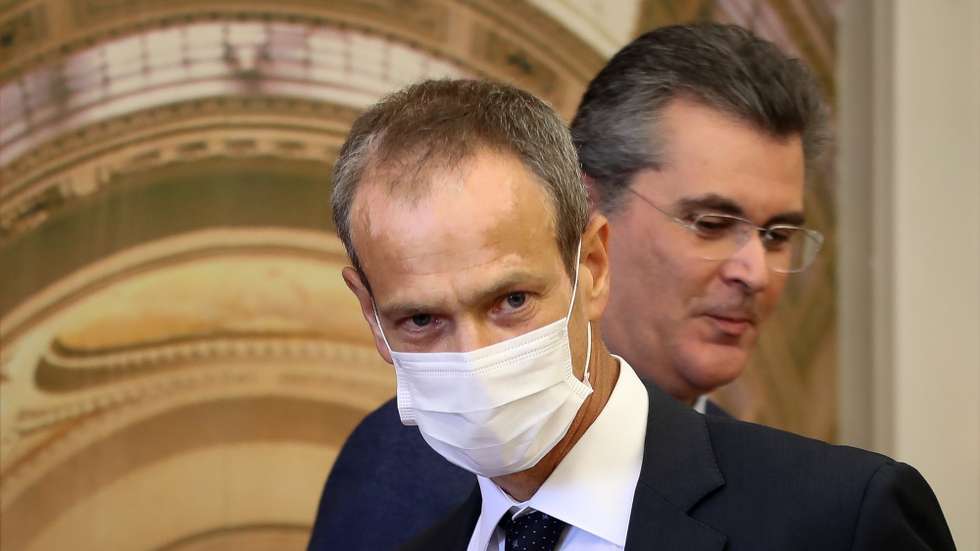 O presidente do Banco Millennium BCP, Miguel Maya (E), à chegada para a audição na Comissão de Economia, Inovação e Obras Públicas no âmbito do requerimento apresentado pelo grupo parlamentar do CDS-PP, Assembleia da República, Lisboa, 21 de abril de 2020.   MANUEL DE ALMEIDA / LUSA