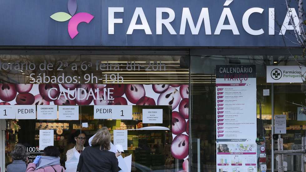 Utentes aguardam pela sua vez à entrada de uma farmácia devido ao Covid-19, em Lisboa, 16 de março de 2020. Segundo a Direção-Geral da Saúde (DGS), em Portugal há 331 casos de pessoas infetadas com a doença Covid-19, registando-se também um morto. MANUEL DE ALMEIDA/LUSA