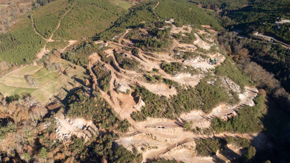 Imagem aérea das minas de lítio a céu aberto em Covas do Barroso, concelho de Boticas, 12 de janeiro de 2019. A população de Covas do Barroso, em Boticas, receia que a mina de lítio a céu aberto vá esventrar os montes e prejudicar a atividade agrícola e apícola e, por isso, uniu-se para travar o projeto. (ACOMPANHA TEXTO DE 15 DE JANEIRO DE 2019). PEDRO SARMENTO COSTA/LUSA