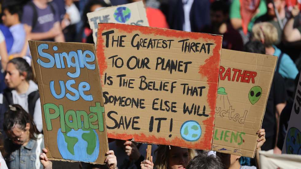 epa07855130 Protesters take part in the Global Strike 4 Climate rally in Sydney, Australia, 20 September 2019. The Global Strike 4 Climate will take place in 110 towns and cities across Australia, with organizers demanding government and business to commit to a target of net zero carbon emissions by 2030.  EPA/STEVEN SAPHORE AUSTRALIA AND NEW ZEALAND OUT