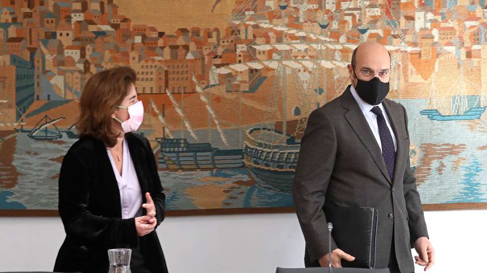 A ministra do Trabalho, Solidariedade e Segurança Social, Ana Mendes Godinho (E), e o pelo ministro de Estado, da Economia e Transição Digital, Pedro Siza Vieira (D), no final da reunião da Comissão Permanente de Concertação Social, em Lisboa, 09 de dezembro de 2020. A reunião teve como ordem de trabalhos a preparação do Conselho Europeu e a discussão sobre a Retribuição Mínima Mensal Garantida para 2021. ANTÓNIO PEDRO SANTOS/LUSA