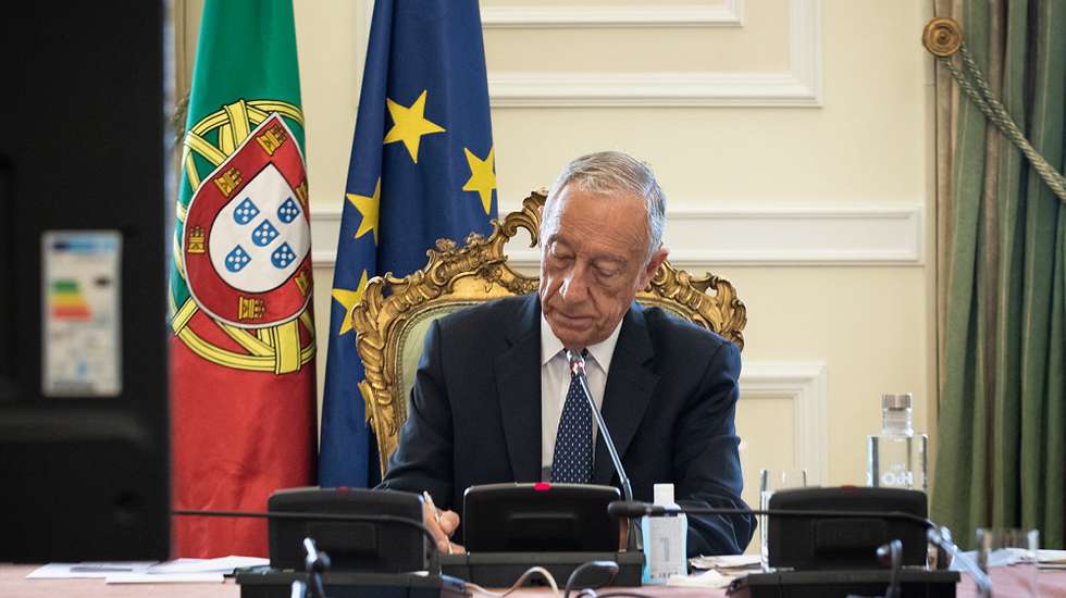 O Presidente da República, Marcelo Rebelo de Sousa, conversa por videoconferência com o presidente do CDS-PP, Francisco Rodrigues dos Santos (ausente da fotografia), no âmbito da audiência do chefe de Estado aos partidos com assento parlamentar sobre a renovação do estado de emergência no contexto do combate à covid-19, no Palácio de Belém, em Lisboa, 10 de março de 2021. MIGUEL FIGUEIREDO LOPES/PRESIDÊNCIA DA REPÚBLICA/LUSA