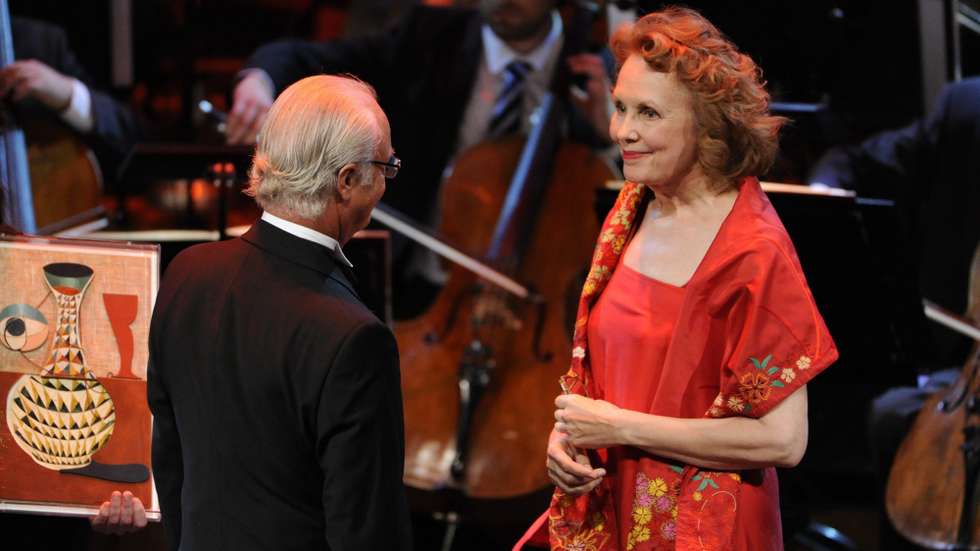 epa03839219 Laureate and Finnish composer Kaija Saariaho (R) receives her award from King Carl Gustaf on stage during Polar Music Prize 2013 cermony at the Concert Hall in Stockholm, Sweden, 27 August 2013.  EPA/ERIK MARTENSSON / SCANPIX  SWEDEN OUT