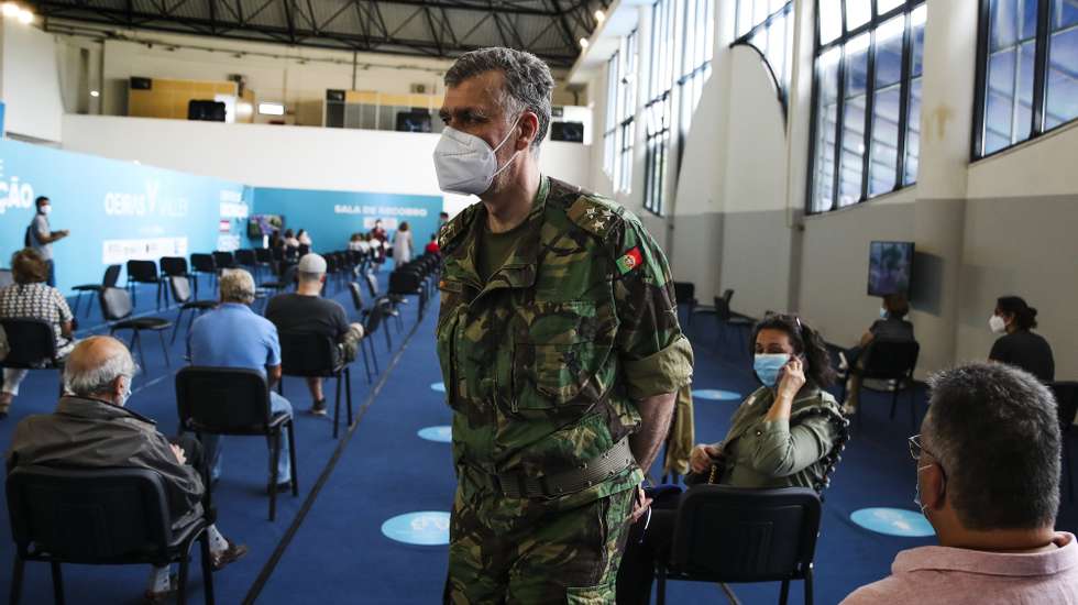 O coordenador da ‘task force’ vice-almirante Henrique Gouveia e Melo, durante a visita o centro de vacinação contra a covid-19 no Parque Desportivo Carlos Queiróz em Carnaxide, 5 de julho de 2021. MANUEL DE ALMEIDA/LUSA