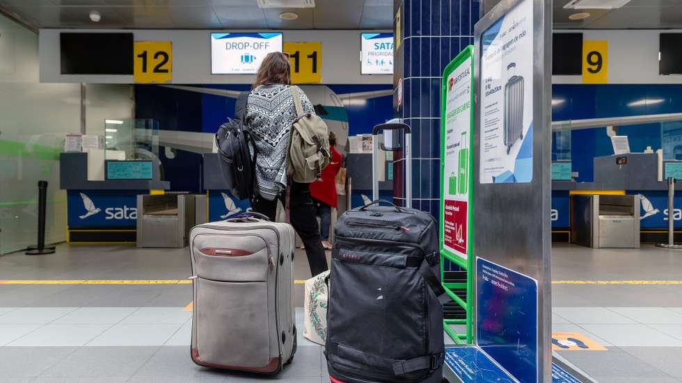 Passageiros fazem o 'check-in' no aeroporto de Ponta Delgada, no dia em que a companhia de aviação SATA Air Açores retoma gradualmente as ligações interilhas, em Ponta Delgada, ilha de São Miguel, Açores, 29 de maio de 2020, A operadora aérea reiniciará com uma operação reduzida, contando com a realização de um voo diário para todas as ilhas do Arquipélago, com exceção da ilha do Corvo, que terá ligações aéreas à segunda-feira, quarta-feira e sexta-feira, após terem sido suspensas devido à covid-19. EDUARDO COSTA/LUSA