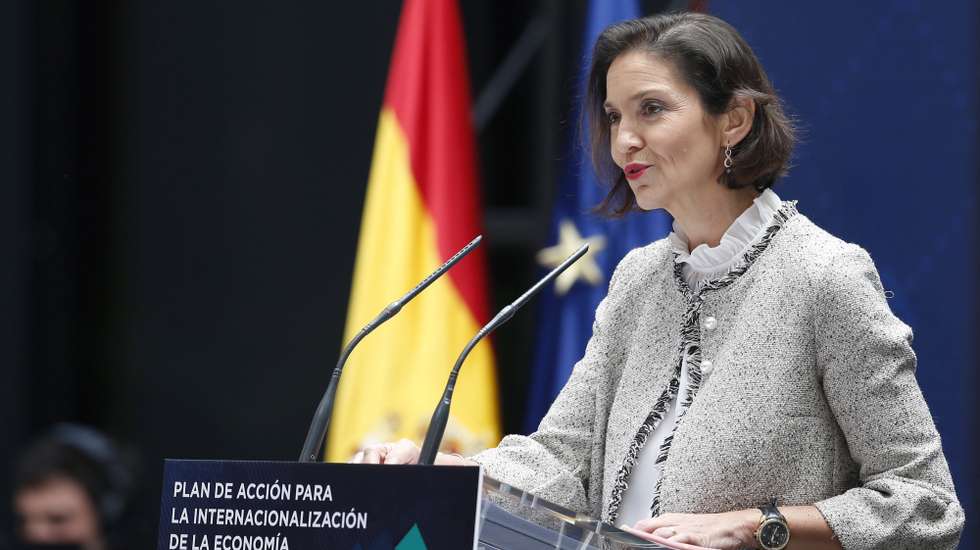 epa09228777 Spain&#039;s Industry, Commerce and Tourism Minister Reyes Maroto delivers a speech during the presentation of the Action Plan for the Internationalization of the Spanish Economy 2021-2022 at ICEX (Spanish Institute for Foreign Trade) headquarters in Madrid, central Spain, 26 May 2021. Spain will prioritize investment in Latin America in its new plan for the internationalization of the economy, endowed with more than 4.5 billion euros, seeking to promote the foreign sector as an engine of economic growth and a generator of employment. Spain places Latin America, and in particular Argentina, as a priority region for projects and investments.  EPA/Javier Lizon