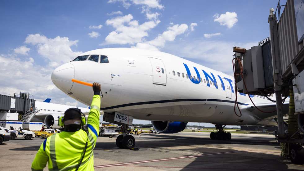 epa10019237 A United Airlines passenger flight that is also carrying Kendamil infant formula under Operation Fly Formula arrives from London Heathrow at Dulles International Airport in Chantilly, Virginia, USA, 17 June 2022. The US is facing a shortage of baby formula when contamination forced Abbott Laboratories to pause production of several brands of formula in February.  EPA/JIM LO SCALZO