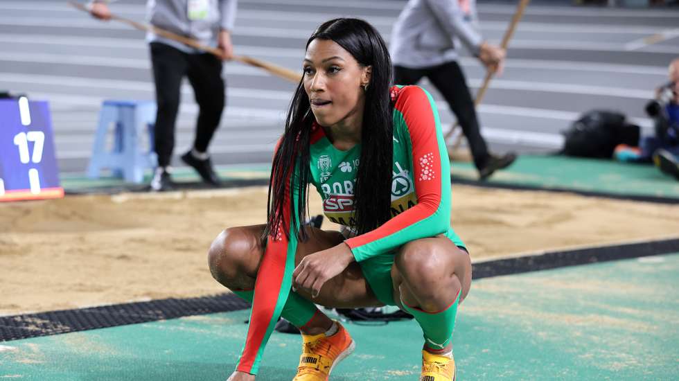 epa10503387 Patricia Mamona of Portugal during the Women's Triple Jump final at the European Athletics Indoor Championships in Istanbul, Turkey, 04 March 2023.  EPA/Tolga Bozoglu