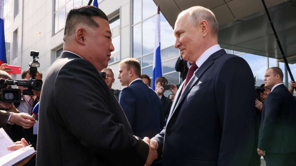 epa10858012 Russian President Vladimir Putin (2-R) greets North Korean leader Kim Jong Un (L) during a visit to the Vostochny cosmodrome outside of the town of Tsiolkovsky (former Uglegorsk), some 180 km north of Blagoveschensk in Amur region, Russia, 13 September 2023.  EPA/MIKHAIL METZEL /SPUTNIK / KREMLIN POOL MANDATORY CREDIT
