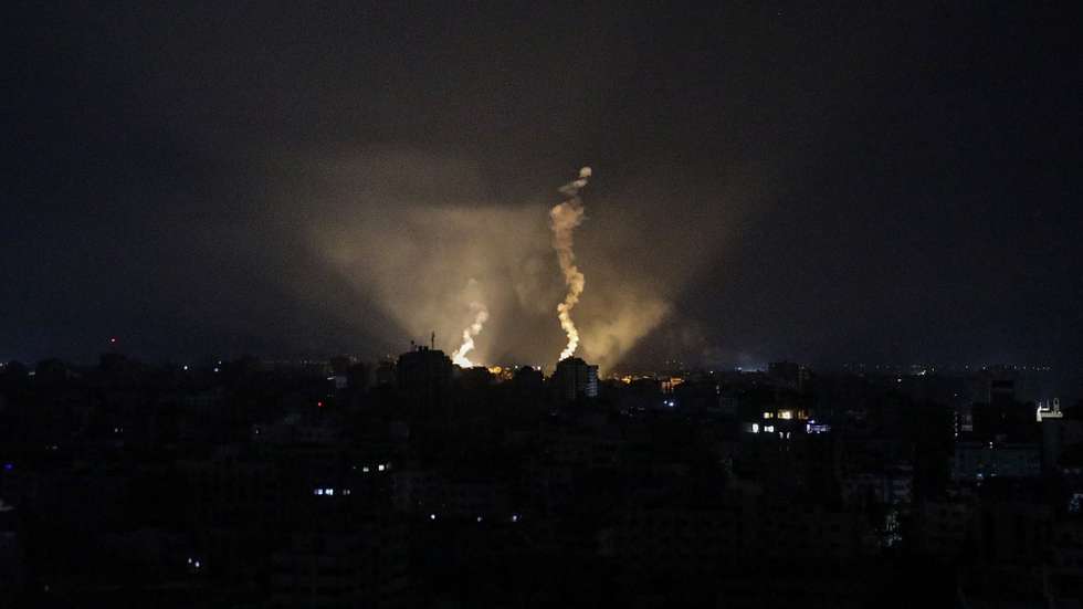 epaselect epa10933168 Israeli army flares illuminate the sky over Gaza City, 22 October 2023. More than 4,500 Palestinians and 1,400 Israelis have been killed, according to the Israel Defense Forces (IDF) and the Palestinian health authority, since Hamas militants launched an attack against Israel from the Gaza Strip on 07 October. After 20 aid trucks were allowed into the Gaza strip on 21 October through the Rafah border crossing with Egypt, 17 more were allowed in on 22 October.  EPA/MOHAMMED SABER