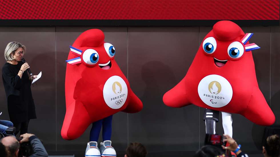 epa10305181 Chief Brand Officer of Paris2024 Julie Matikhine (L) during the unveiling of the Olympics Paris 2024 official mascots at a press conference of the Paris 2024 Olympic Games Organizing Committee in Saint Denis, near Paris, France, 14 November 2022.  EPA/Mohammed Badra