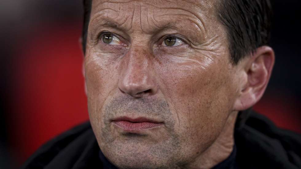 epa11212298 Benfica head coach Roger Schmidt reacts during the First League Soccer match  between SL Benfica and Estoril Praia held at Luz Stadium, in Lisbon, Portugal, 10 March 2024.  EPA/FILIPE AMORIM