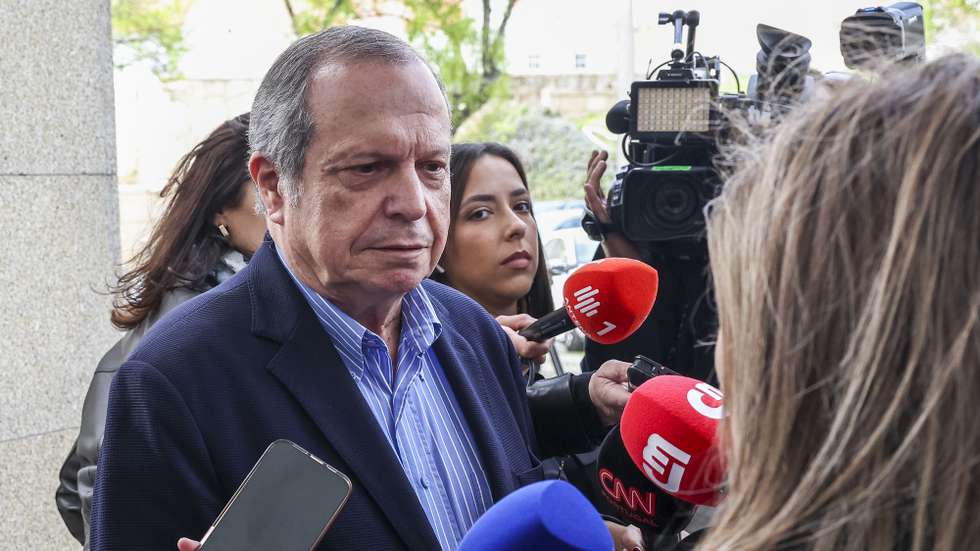 O presidente do PS, CArlos César fala aos jornalistas à entrada para a reunião da comissão nacional do Partido Socialista, num Hotel em Viseu, 23 de março de 2024. PAULO NOVAIS/LUSA
