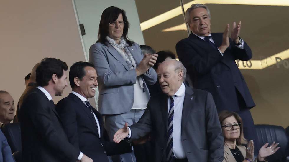 epa11336059 Porto's new president Andre Villas-Boas (L) and former president Pinto da Costa (R) shakes hands during the Liga Portugal soccer match between FC Porto and Boavista held at Dragao Stadium in Porto, Portugal, 12 May 2024.  EPA/MANUEL FERNANDO ARAUJO