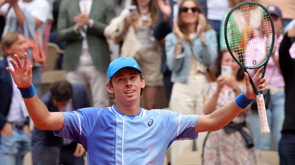 epa11387451 Alex de Minaur of Australia celebrates winning his men's singles Round of 16 match against Daniil Medvedev of Russia at the French Open Grand Slam tennis tournament at Roland Garros in Paris, France, 03 June 2024.  EPA/TERESA SUAREZ