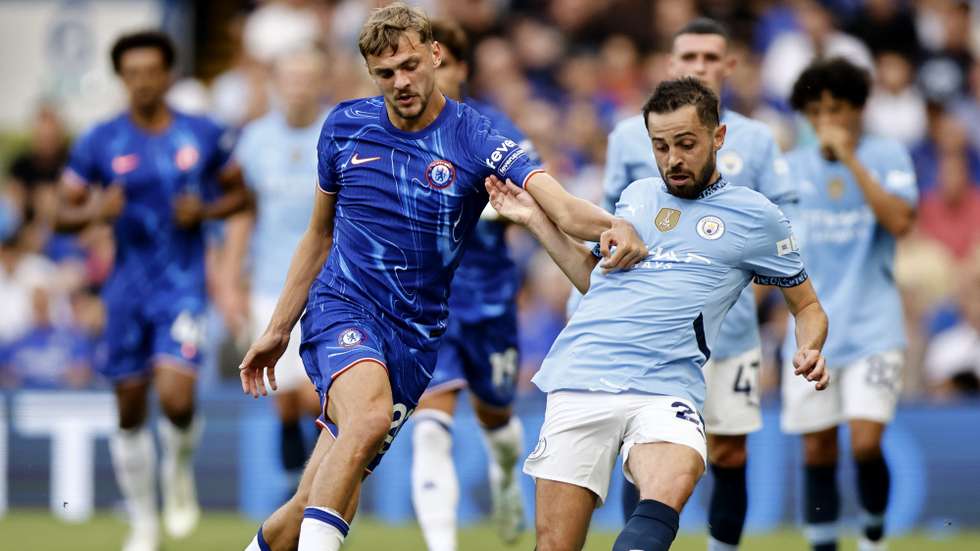 epa11554352 Kiernan Dewsbury-Hall (L) of Chelsea in action against Bernardo Silva (R) of Manchester City during the English Premier League match between Chelsea and Manchester City in London, Britain, 18 August 2024.  EPA/TOLGA AKMEN EDITORIAL USE ONLY. No use with unauthorized audio, video, data, fixture lists, club/league logos, 'live' services or NFTs. Online in-match use limited to 120 images, no video emulation. No use in betting, games or single club/league/player publications.