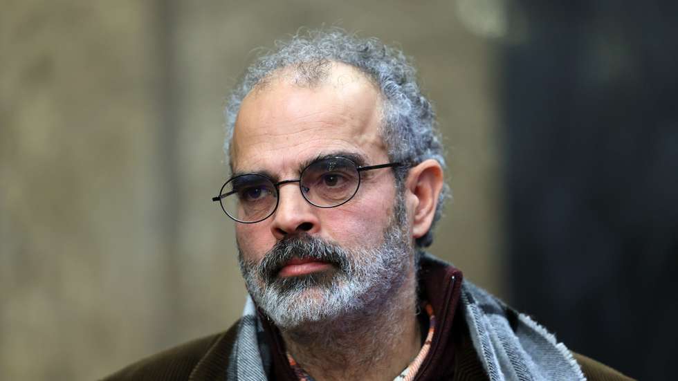 O escritor Gonçalo M. Tavares durante a visita à exposição de edições raras de “Os Lusíadas”, com a qual o município do Porto assinala os 500 anos do nascimento de Luís de Camões, e onde são exibidas a primeira edição de “Os Lusíadas”, que o Ateneu Comercial do Porto adquiriu em 1904, e ainda uma seleção de edições antigas da mesma obra, que integram o espólio da Biblioteca Pública Municipal do Porto, na Câmara Municipal do Porto, 23 de janeiro de 2024. ESTELA SILVA/LUSA