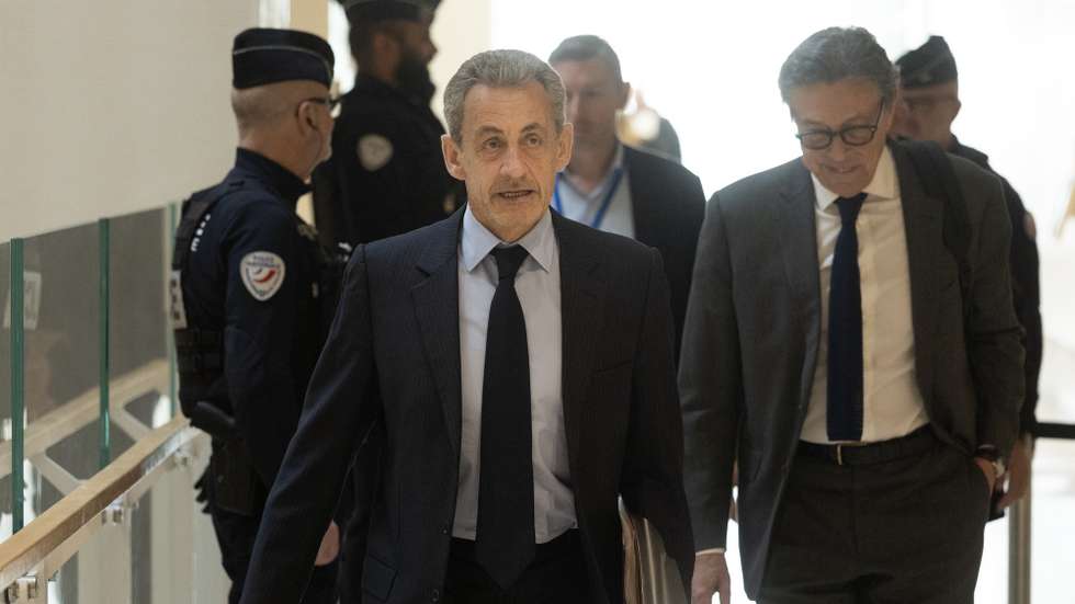 epa11987164 Former French president Nicolas Sarkozy (C) arrives at the courthouse in Paris, France, 25 March 2025. Sarkozy and twelve other people, including three former ministers, stand trial for criminal conspiracy to receive funds for the 2007 presidential campaign from the regime of late Libyan leader Muammar Gaddafi. Nicolas Sarkozy has already been convicted twice, in two separate cases, since he left office in 2012. The trial will last until 10 April.  EPA/YOAN VALAT