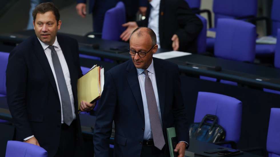 epa12401450 German Chancellor Friedrich Merz (R) and German Finance Minister Lars Klingbeil (L) arrive for a session of the German Parliament 'Bundestag' in Berlin, Germany, 24 September 2025.  EPA/CLEMENS BILAN