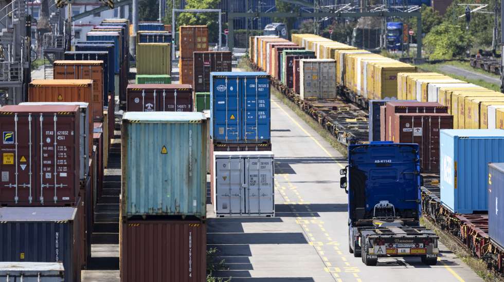 epa12288138 Transshipment containers near the Osthafen in Frankfurt, Germany, 07 August 2025. A 15 percent surcharge applies to most products from the EU. Special duties of 50 percent remain in place for steel and aluminum imports. New US tariffs are also in effect for around 70 other countries. Switzerland, China, Mexico, and other countries are currently negotiating their respective rates with the US government.  EPA/HANNES P. ALBERT