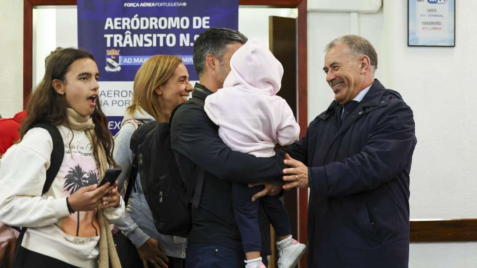 O secretário de Estado das Comunidades, Emídio Sousa (D), cumprimenta passageiros à chegada ao aeroporto militar de Figo Maduro, de um voo fretado pela TAP, dos 139 portugueses e 8 cidadãos estrangeiros, no âmbito da operação de repatriamento, solicitado pelo Ministério dos Negócios Estrangeiros ao ministério da Defesa Nacional, em Lisboa, 06 de março de 2026. ANTÓNIO COTRIM/LUSA