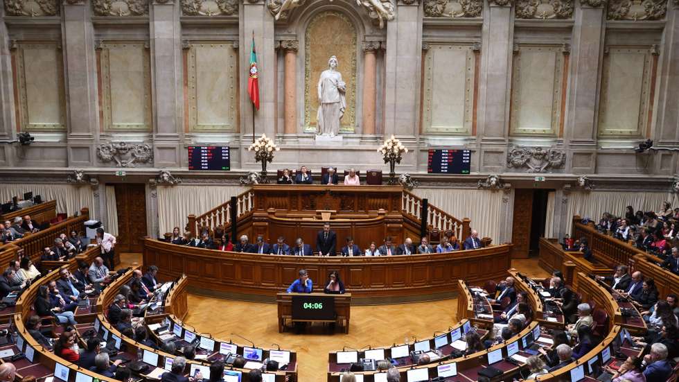 O primeiro-ministro, Luís Montenegro, intervém na sessão plenária na Assembleia da República, em Lisboa, 15 de abril de 2026. ANTÓNIO COTRIM/LUSA